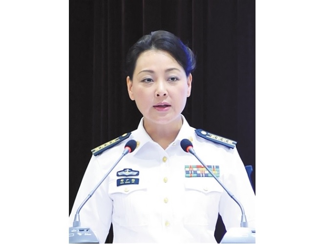 中国海军首位女发言人亮相佩戴大校军衔