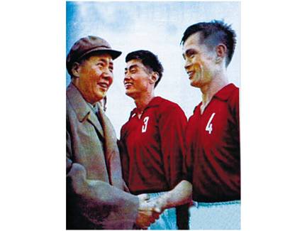 毛泽东与足球队员唯一合照:中国队苏联队战平